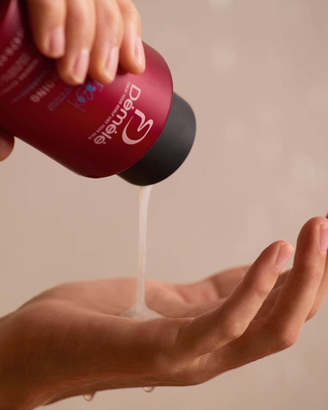 Shampoing hydratant et nourrissant My Store pour cheveux secs, avec texture riche et flacon élégant.