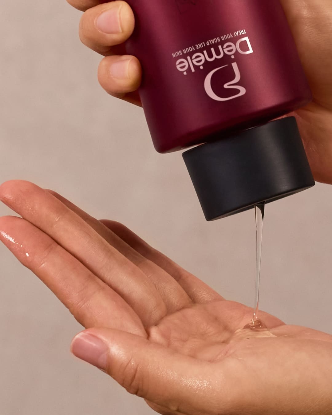 Shampoing purifiant et rééquilibrant My Store pour cheveux gras, avec texture liquide et bouteille blanche.