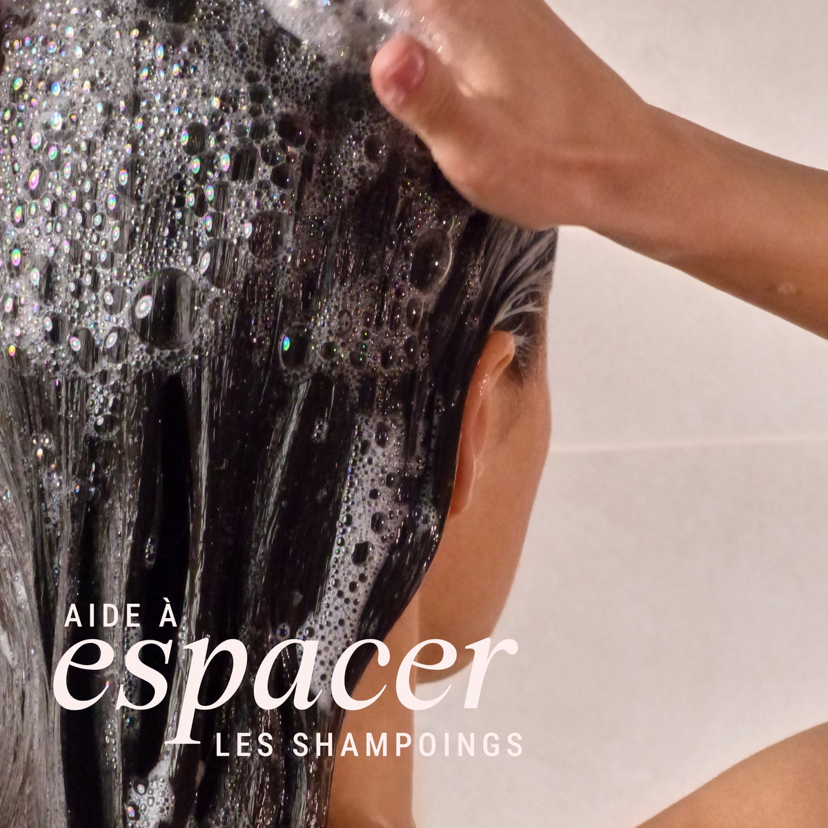 Shampoing purifiant Démélé Routine Densité Purifiante pour cheveux gras, visible dans la bouteille avec étiquette.