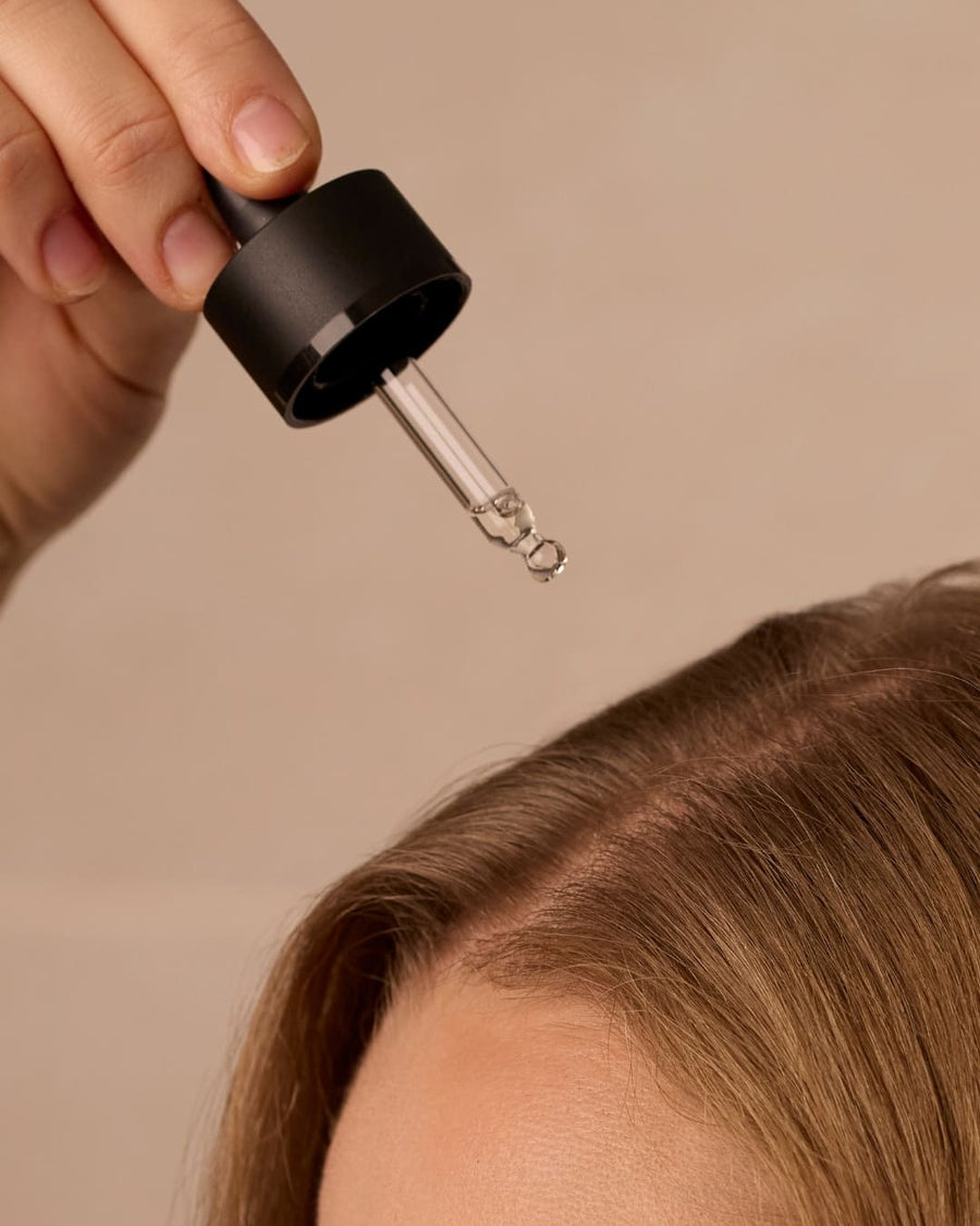 Flacon de sérum fortifiant et densifiant de la marque My Store, contenant une formule pour renforcer et épaissir les cheveux.