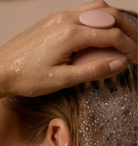 Brosse massante Démélé avec poils souples pour un massage relaxant du corps, vue de la brosse en image.