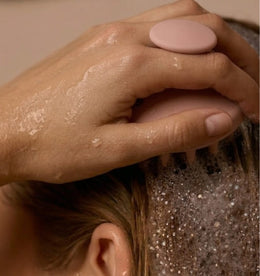 Brosse massante Démélé avec poils souples pour un massage relaxant du corps, vue de la brosse en image.