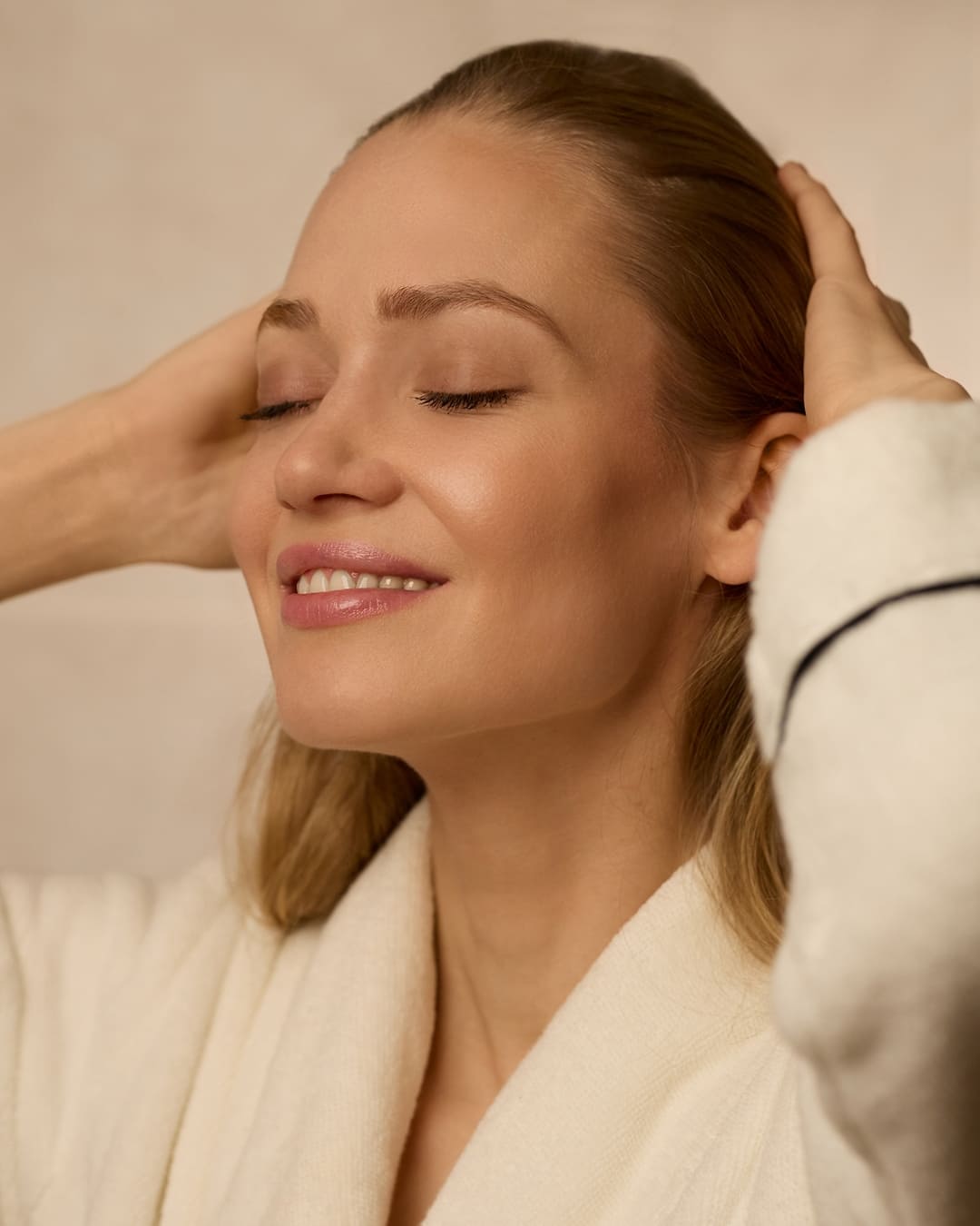 Femme appliquant le Sérum Fortifiant & Densifiant Démélé sur le cuir chevelu