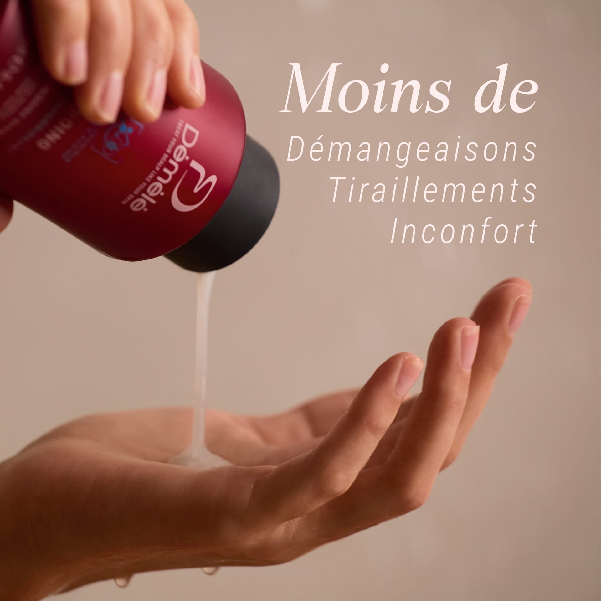 Shampoing hydratant Démélé versé dans la main, formulé pour apaiser le cuir chevelu sensible et réduire les démangeaisons et tiraillements