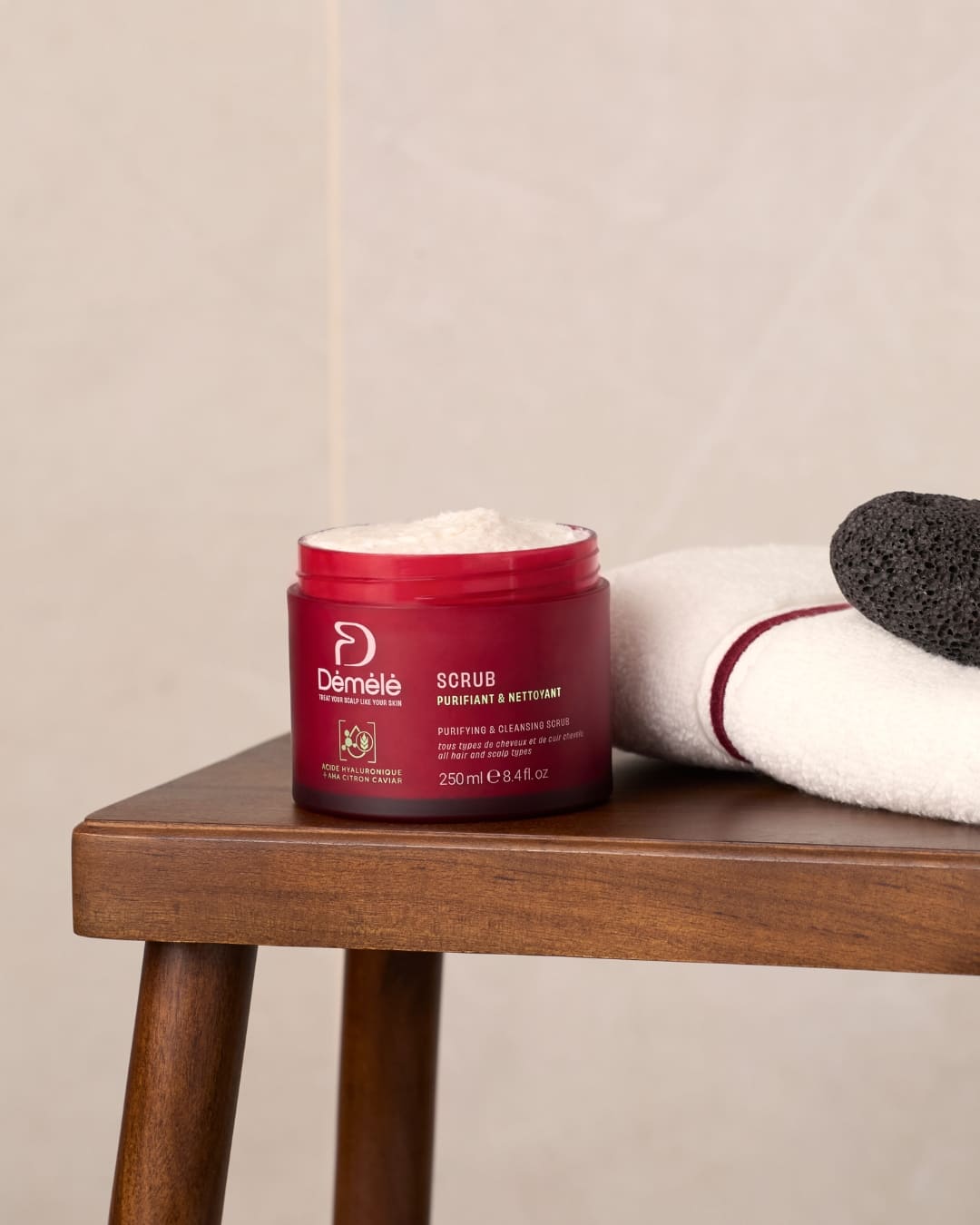 Texture granitée du scrub purifiant cuir chevelu Démélé