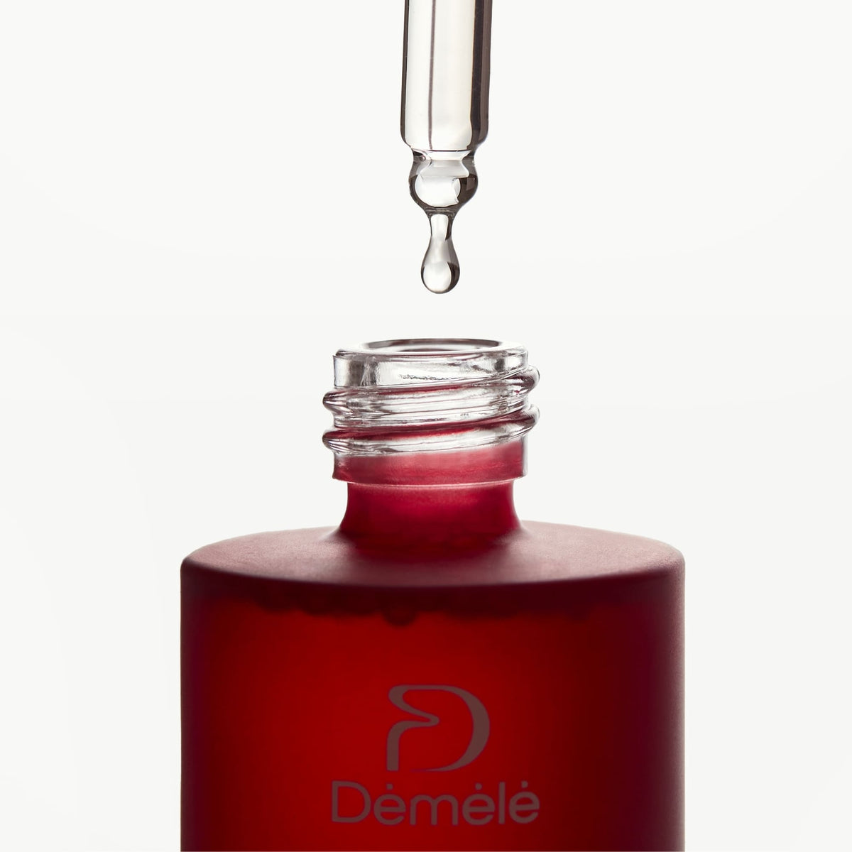 Texture légère du Sérum Fortifiant et Densifiant Démélé appliquée à la pipette, soin non gras pour cuir chevelu